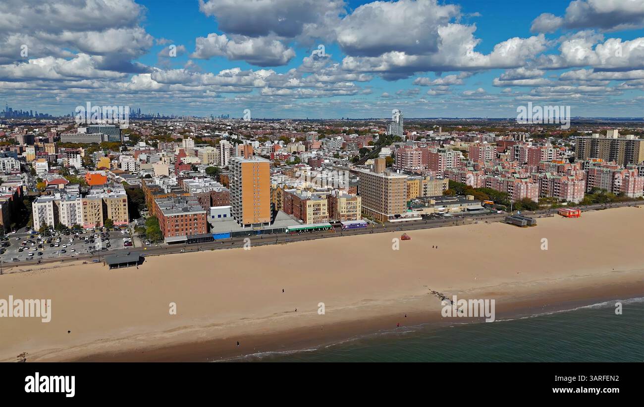 Brighton Beach aus der Vogelperspektive in Brooklyn, New York. Panoramablick auf Brighton Beach in Brooklyn, New York, mit einem Sandstrand, urbaner Natur Stockfoto