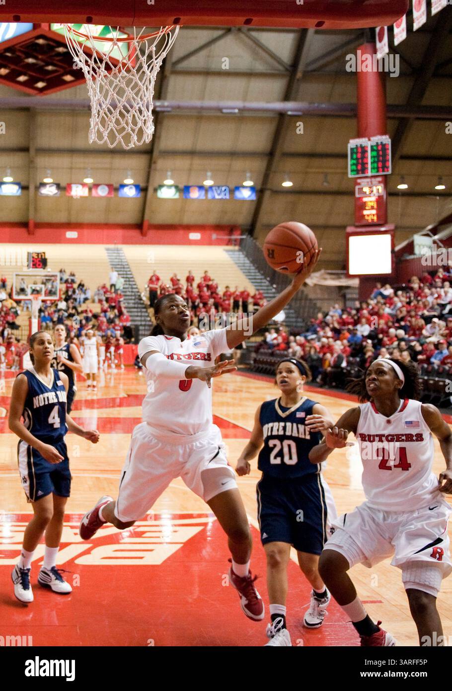 1. Februar 2010: Rutgers' Garde Erica Wheeler (3) fährt während eines Basketballspiels der Big East Conference zwischen den Rutgers Scarlet Knights und den Notre Dame Fighting Irish im Louis Brown Athletic Center (The RAC) in Piscataway, New Jersey, zum Korb. Notre Dame besiegte Ruters 75-63. (Bild: © Duncan Williams/Cal Sport Media/ZUMApress.com) Stockfoto