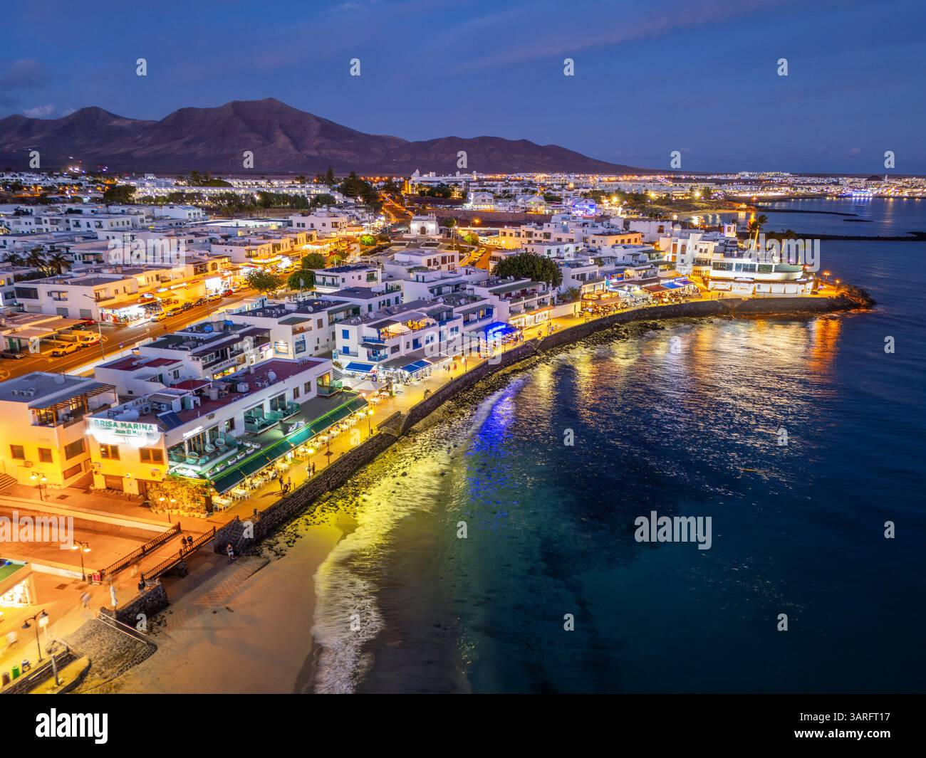 Lanzarote. Kanarische Inseln, Spanien. 02.02.2025 atemberaubendes Luftbild, aufgenommen während der Abenddämmerung in Playa Blanca. Februar 2025. Stockfoto