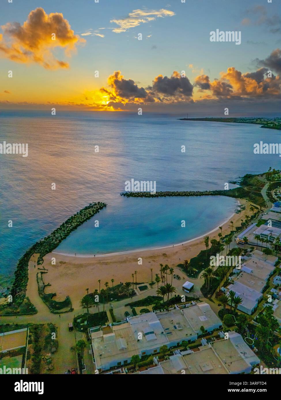 Lanzarote. Kanarische Inseln, Spanien. 02.02.2025 atemberaubendes Luftbild, aufgenommen während der Abenddämmerung in Playa Blanca. Februar 2025. Stockfoto