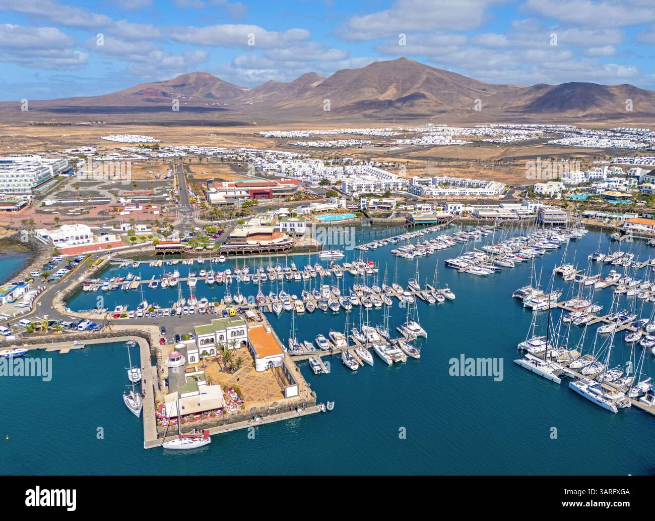 Lanzarote. Kanarische Inseln, Spanien. 02.04.2025 Luftbild der Rubicon Marina am Küstenort Playa Blanca. Februar 2025. Stockfoto