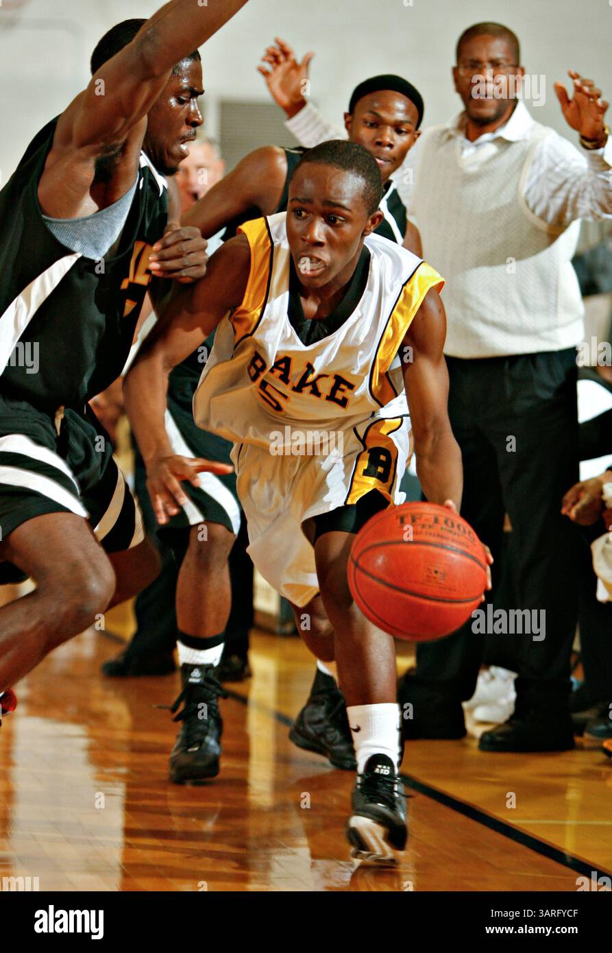 Februar 2010 - St. Petersburg, Florida, USA - DANIEL WALLACE | Times. TP_318922_WALL_Basketball_1 (02/23/2010 Tampa) Lakewood's Dominic Lane (5) drückt Blakes Joe Morris (5) während der ersten Periode. SPIELZUSAMMENFASSUNG: Das regionale Halbfinale der Klasse 4A zwischen Lakewood und Blake High School. Lakewood gewann 79:66. [DANIEL WALLACE, Times] (Bild: © St. Petersburg Times/ZUMApress.com) Stockfoto