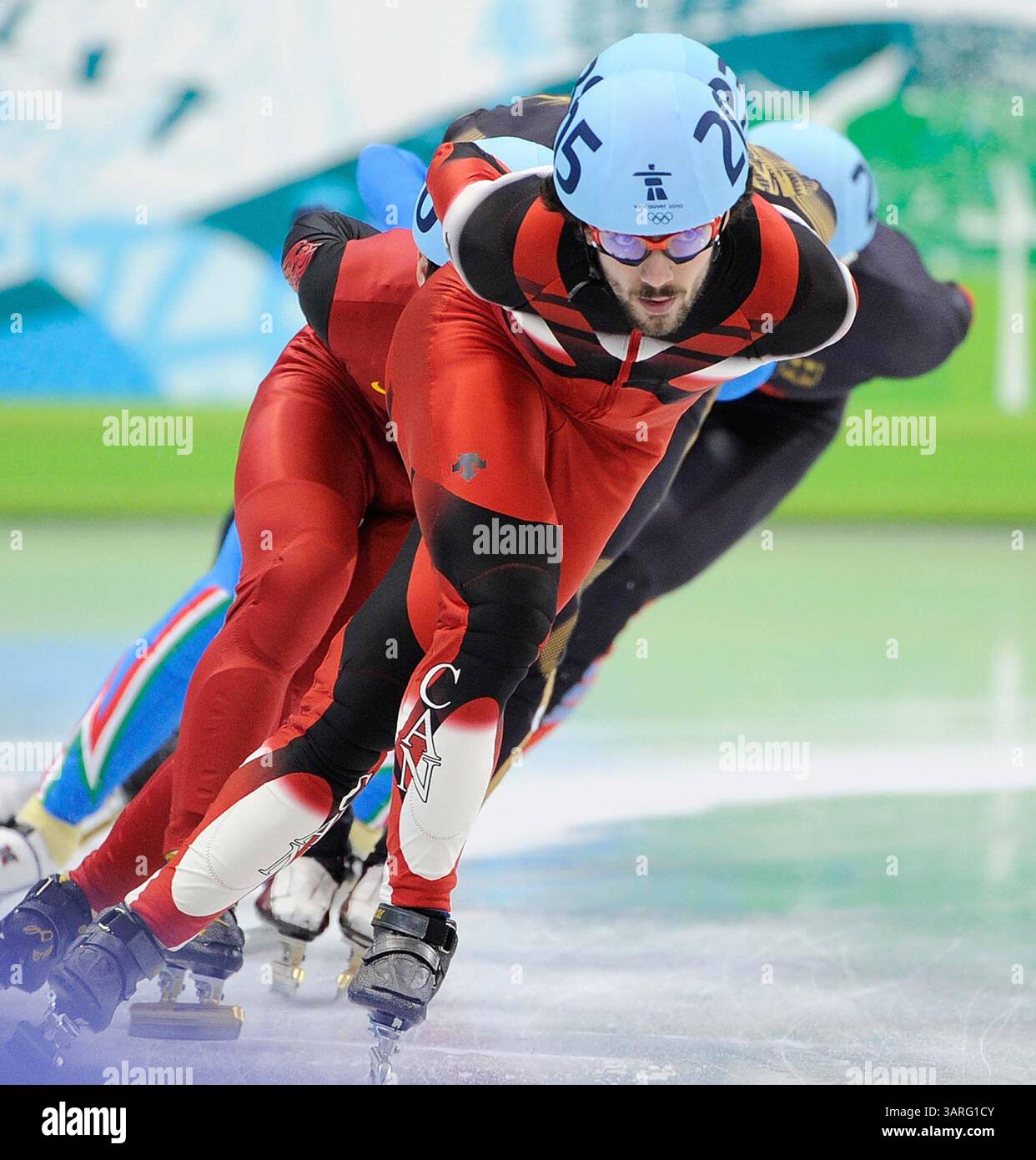 Februar 2010 - Vancouver, BC, Kanada - VANCOUVER, BC: 13. FEBRUAR 2010: der Kanadier Charles Hamelin (205) führt während der 1500 Meter langen Schnelllaufbahn-Qualifikationsrunde der Männer am 2. Tag der Olympischen Winterspiele 2010 in Vancouver am 13. Februar 2010 an. (Ric Ernst / Canwest News Service). CNS-OLY-SHORT-TRACK (Bild: © CanWest/ZUMApress.com) Stockfoto