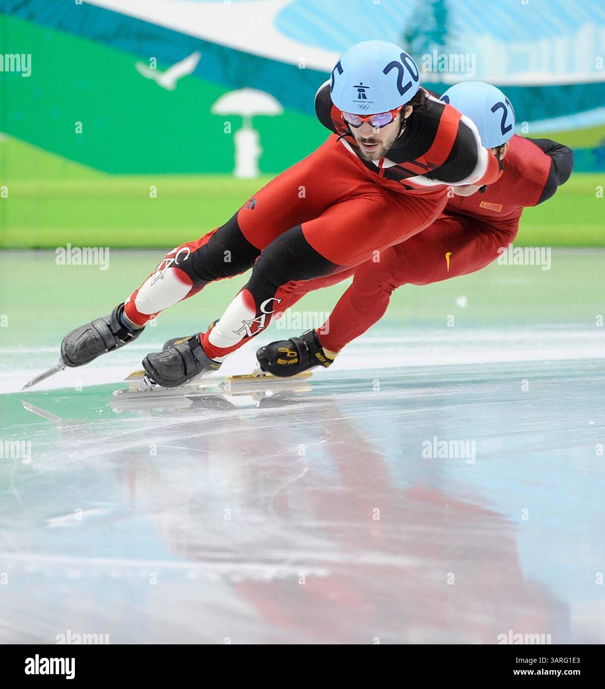 Februar 2010 - Vancouver, BC, Kanada - VANCOUVER, BC: 13. FEBRUAR 2010: Charles Hamelin (205, links) während des zweiten 1500 Meter langen Schnelllauftrainings der Männer am 2. Tag der Olympischen Winterspiele 2010 in Vancouver, 13. Februar 2010. (Ric Ernst / Canwest News Service). CNS-OLY-SHORT-TRACK (Bild: © CanWest/ZUMApress.com) Stockfoto