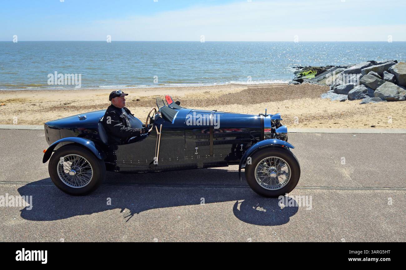 Klassisches Teal Bugatti Rennauto an der Strandpromenade Strand und Meer im Hintergrund Stockfoto