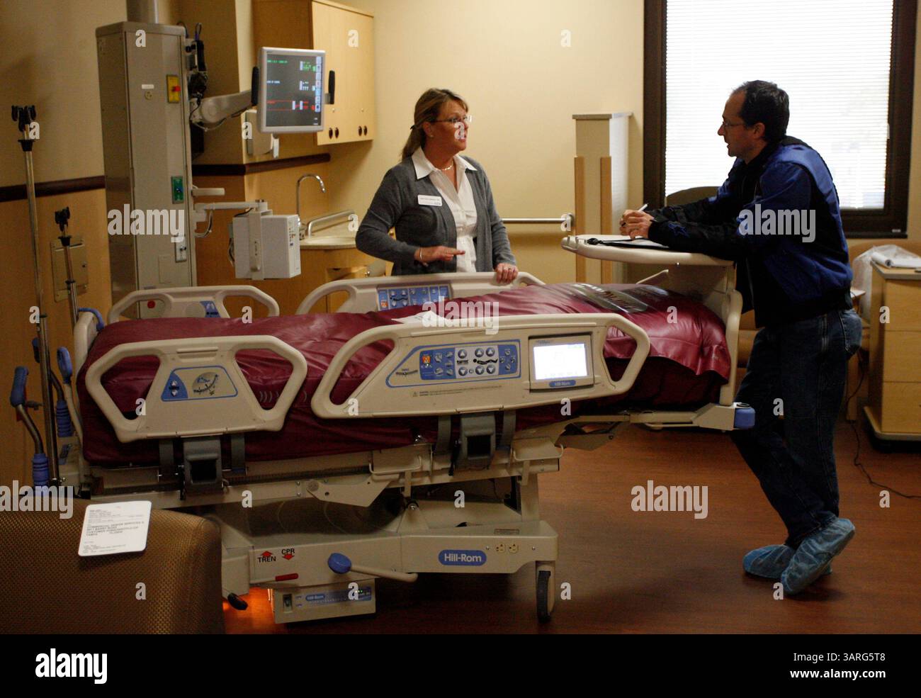 Februar 2010 - New Port Richey, Florida, USA - BRENDAN FITTERER | Times. PT 318911 FITT northbay 1 (02/17/2010 New Port Richey) Deb Price-Nielsen, links, zeigt die registrierte Krankenschwester Keith Cuspilich die Funktionen der neuen, hochmodernen Hill-Rom Krankenhausbetten in den Intensivstationen des neuen Patientenflügels des Morton Plant North Bay Hospital, Starkey Medical Tower..BRENDAN FITTERER | Times (Credit Image: © St. Petersburg Times/ZUMApress.com) Stockfoto