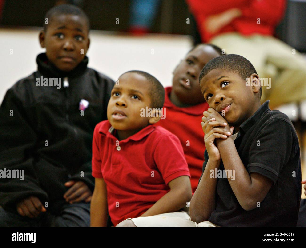 Februar 2010 - St. Petersburg, Florida, USA - DANIEL WALLACE | Times. TP 318959 WALL Story 2 (02/18/2010 Tampa) Ricardo Fryson, von links, Javonte Reynolds, Armani Lubin und Jaden Johnson zeigen den Geschichtenerzähler Windell Campbell über die Geschichte des Stahlfahrers John Henry und den epischen Wettkampf zwischen Henry und einer Dampfbohrmaschine beim Bau einer Eisenbahn. Der Legende nach war Henry der stärkste Mann der Welt und wurde in den 1840er Jahren als Sklave geboren Campbells Erzählung wurde im Rahmen des Black History Month der Bob Gilbertson Central City Family YMCA in Tampa präsentiert. (DANIEL WALLACE, Times) (CRE Stockfoto