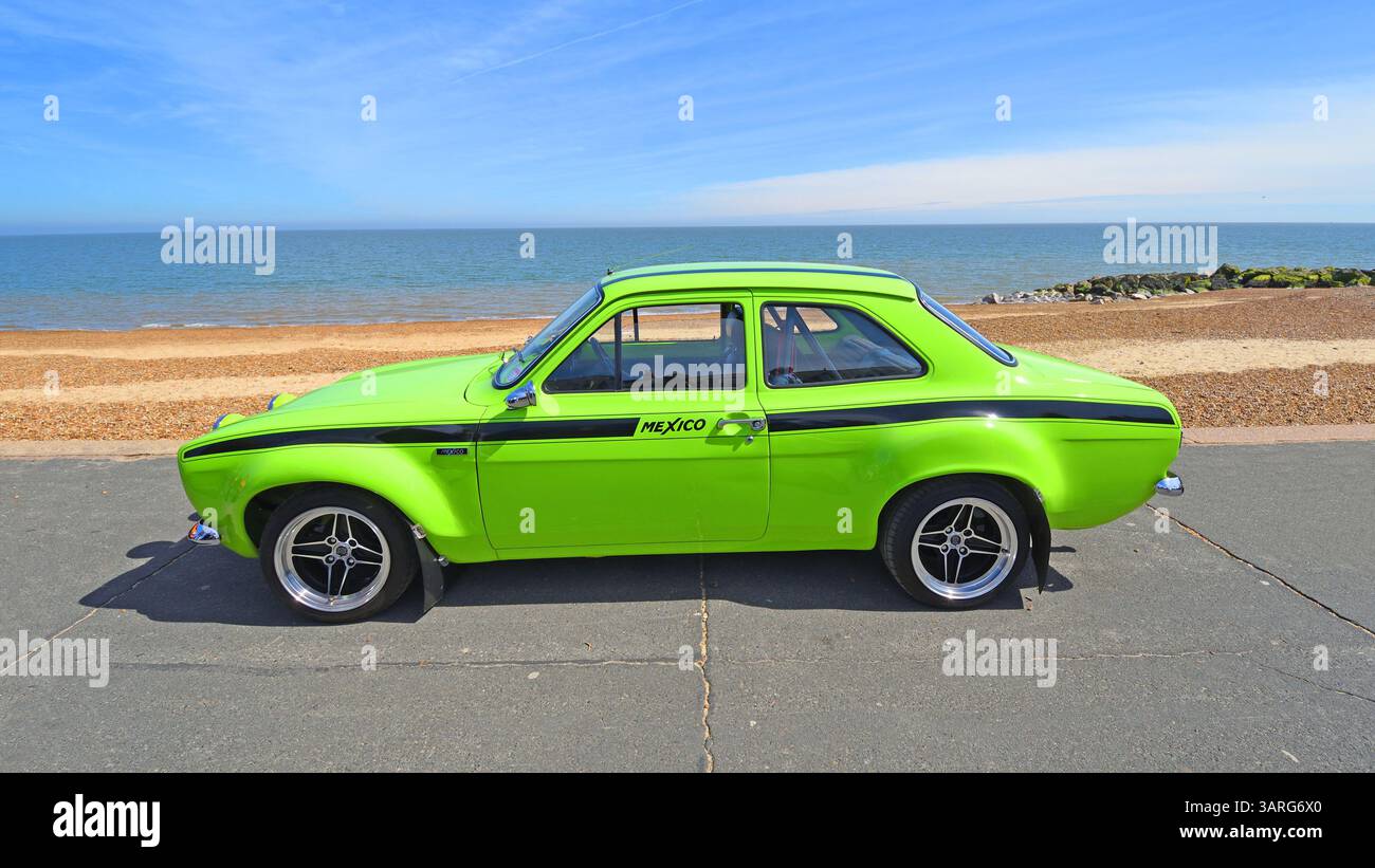 Classic 1972 MK1 Ford Escort Mexico YB Turbo parkt am Strand und Meer im Hintergrund. Stockfoto