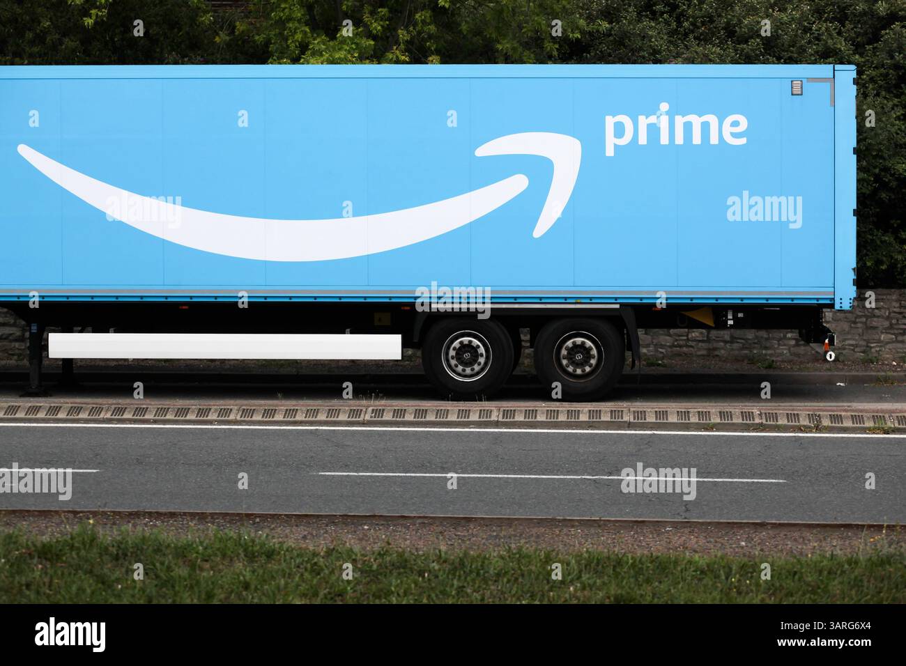 Anse, Frankreich - 25. Juli 2023: Amazon Prime Truck auf einem Parkplatz. Amazon ist ein US-amerikanisches Unternehmen für elektronischen Handel und Cloud Computing mit Sitz in Seattle Stockfoto