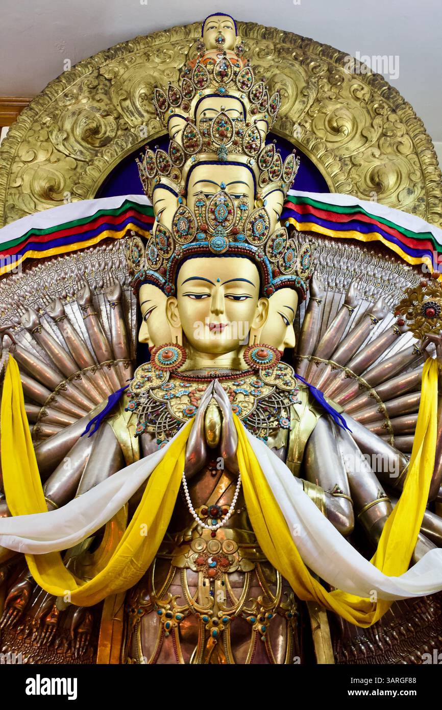 Statue von Chenrezig (Avalokiteśvara), dem elfköpfigen Bodhisattva des Mitgefühls, im Dalai Lama Tempel in Dharamshala, Indien. Stockfoto