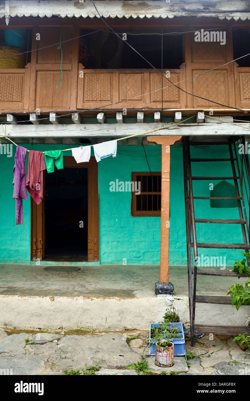 Ansammlung traditioneller und modernisierter Dorfhäuser mit Holzläden und Schieferdächern in Bhagsu Nag in der Nähe von Dharamshala, Himachal Pradesh, Indien. Stockfoto