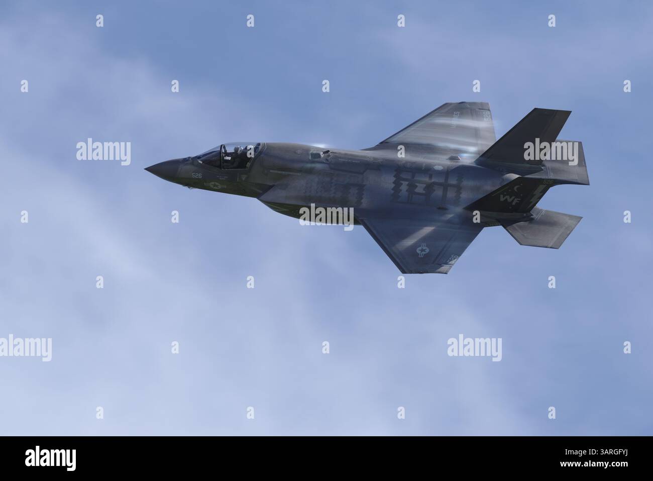 Das United States Marine Corps F-35B wurde während eines Tiefpasses gezeigt. Stockfoto