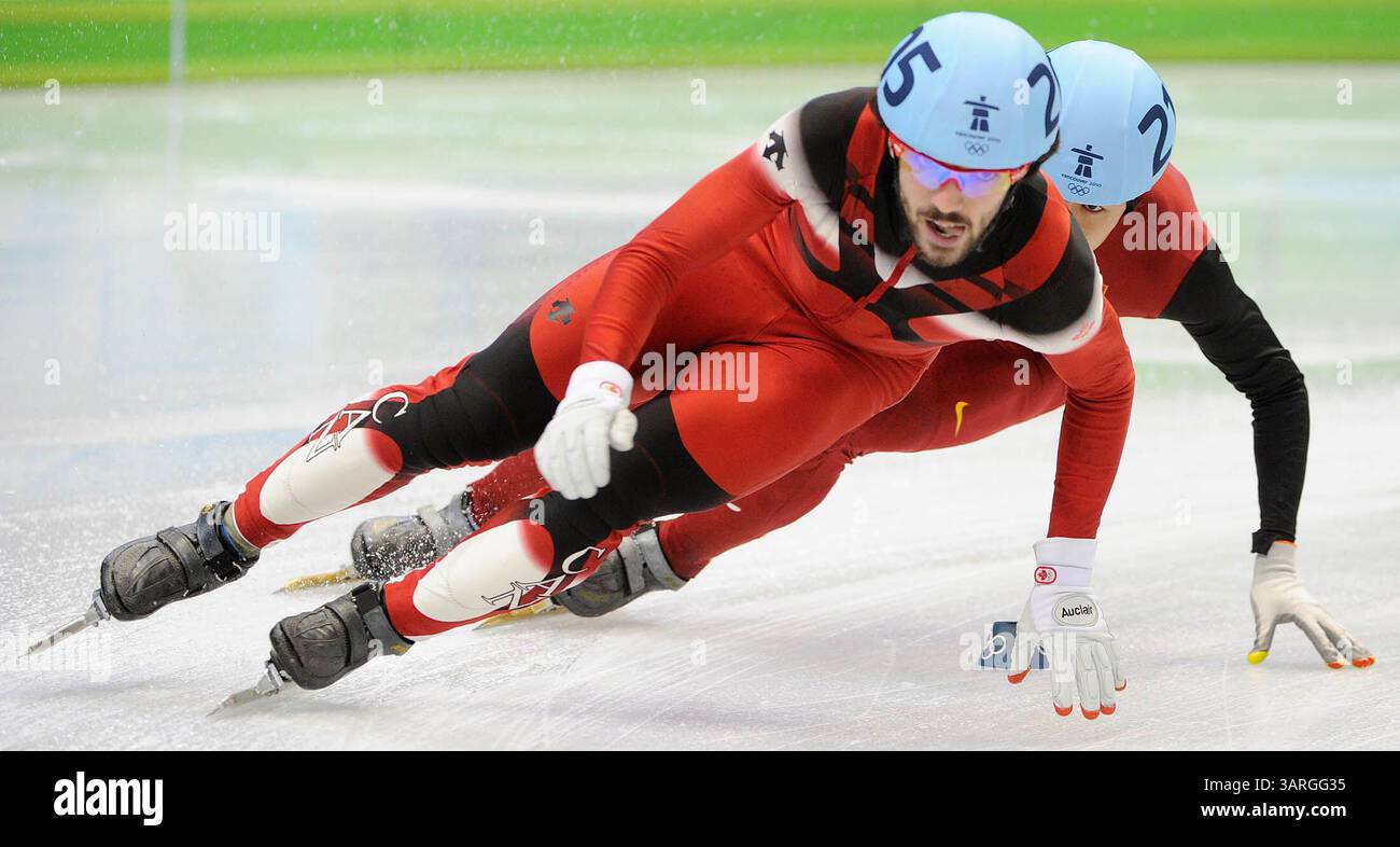 Februar 2010 - Vancouver, BC, Kanada - VANCOUVER, BC: 17. FEBRUAR 2010: der Kanadier Charles Hamelin (205, links) führt den Chinesen Xianwei Liu (211, rechts) während der 5000-Meter-Staffel-Halbfinale der Männer im Pacific Coliseum am 6. Tag der Olympischen Winterspiele 2010 in Vancouver am 17. Februar 2010 an. (Ric Ernst / Canwest News Service). CNS-OLY-SHORT-TRACK (Bild: © CanWest/ZUMApress.com) Stockfoto