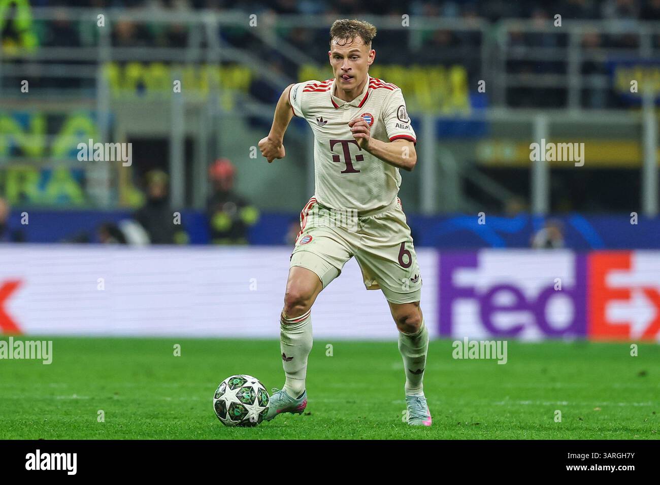 Mailand, Italien. April 2025. Joshua Kimmich vom FC Bayern München im Viertelfinale der UEFA Champions League 2024/25 – 2. Leg des Fußballspiels zwischen FC Internazionale und FC Bayern München im San Siro Stadium Credit: dpa/Alamy Live News Stockfoto