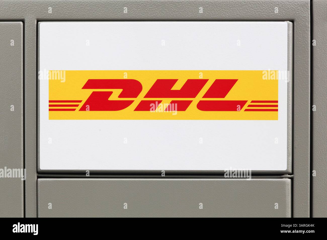 Montceaux, Frankreich – 29. September 2024: DHL-Logo an der Wand. DHL Express ist ein Geschäftsbereich des deutschen Logistikunternehmens Deutsche Post DHL Stockfoto