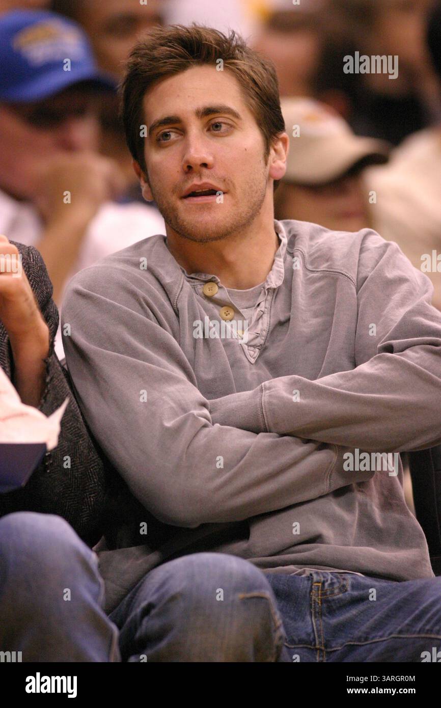 Februar 2006 – Los Angeles, Kalifornien, USA – JAKE GYLLENHAAL spielt während des Basketballspiels der Los Angeles Lakers gegen die Memphis Grizzlies im Staples Center. (Bild: © Kevin Reece/ZUMA Press) Stockfoto