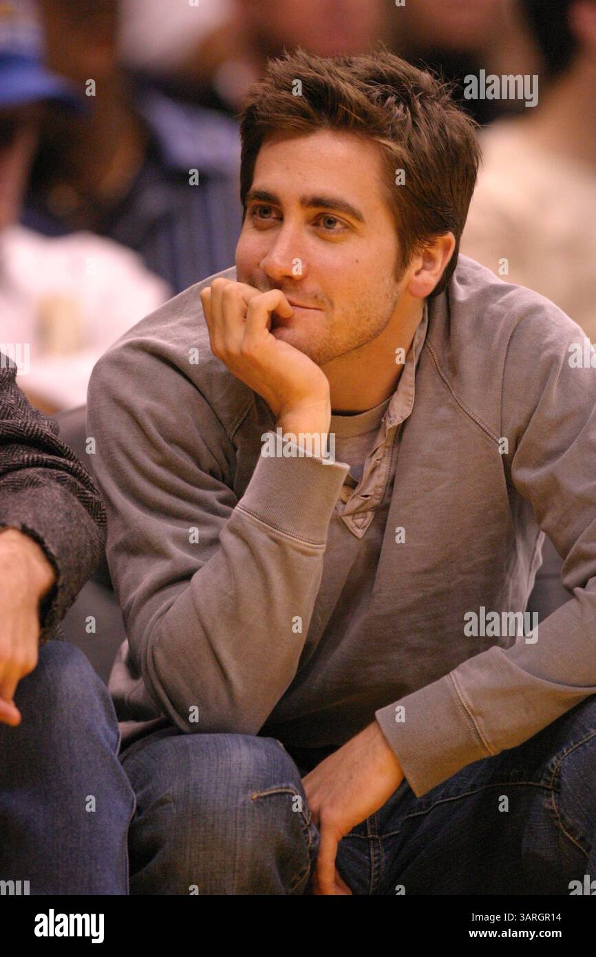 Februar 2006 – Los Angeles, Kalifornien, USA – JAKE GYLLENHAAL spielt während des Basketballspiels der Los Angeles Lakers gegen die Memphis Grizzlies im Staples Center. (Bild: © Kevin Reece/ZUMA Press) Stockfoto