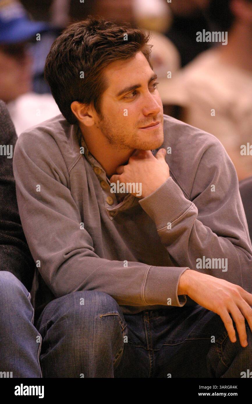 Februar 2006 – Los Angeles, Kalifornien, USA – JAKE GYLLENHAAL spielt während des Basketballspiels der Los Angeles Lakers gegen die Memphis Grizzlies im Staples Center. (Bild: © Kevin Reece/ZUMA Press) Stockfoto