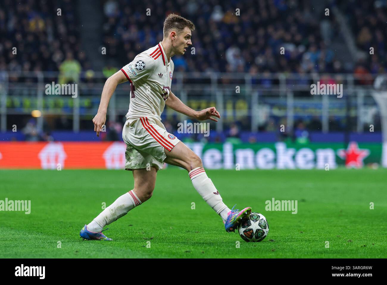 Mailand, Italien. April 2025. Joshua Kimmich vom FC Bayern München im Viertelfinale der UEFA Champions League 2024/25 – 2. Leg des Fußballspiels zwischen FC Internazionale und FC Bayern München im San Siro Stadium Credit: dpa/Alamy Live News Stockfoto
