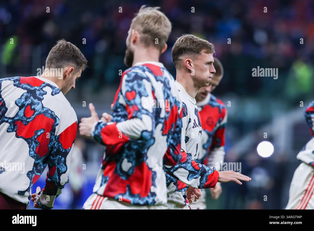 Mailand, Italien. April 2025. Joshua Kimmich vom FC Bayern München wärmt sich während des Viertelfinales der UEFA Champions League 2024/25 auf – im zweiten Legs des Fußballspiels zwischen FC Internazionale und FC Bayern München im San Siro Stadium. Credit: dpa/Alamy Live News Stockfoto