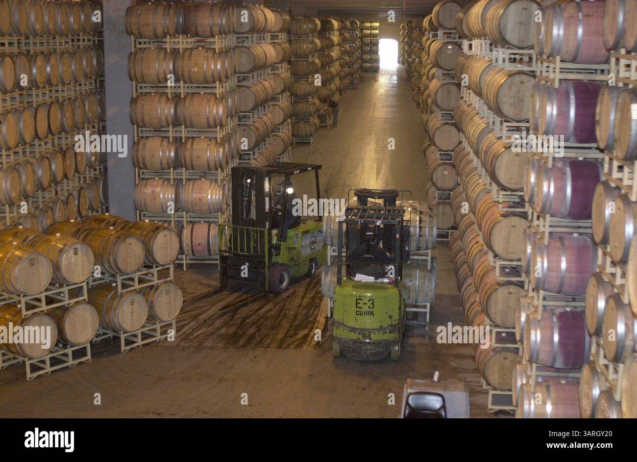 28. März 2001 - Healdsburg, Kalifornien, USA - Gallo-Mitarbeiter bewegen Weinfässer mit Gabelstaplern Dienstagnachmittag (03-27-01) in den großen Weinlagerbereich des Weinguts in Healdsburg. Modesto Bee/ Joan Barnett Lee (Foto: © Modesto Bee/ZUMApress.com) Stockfoto
