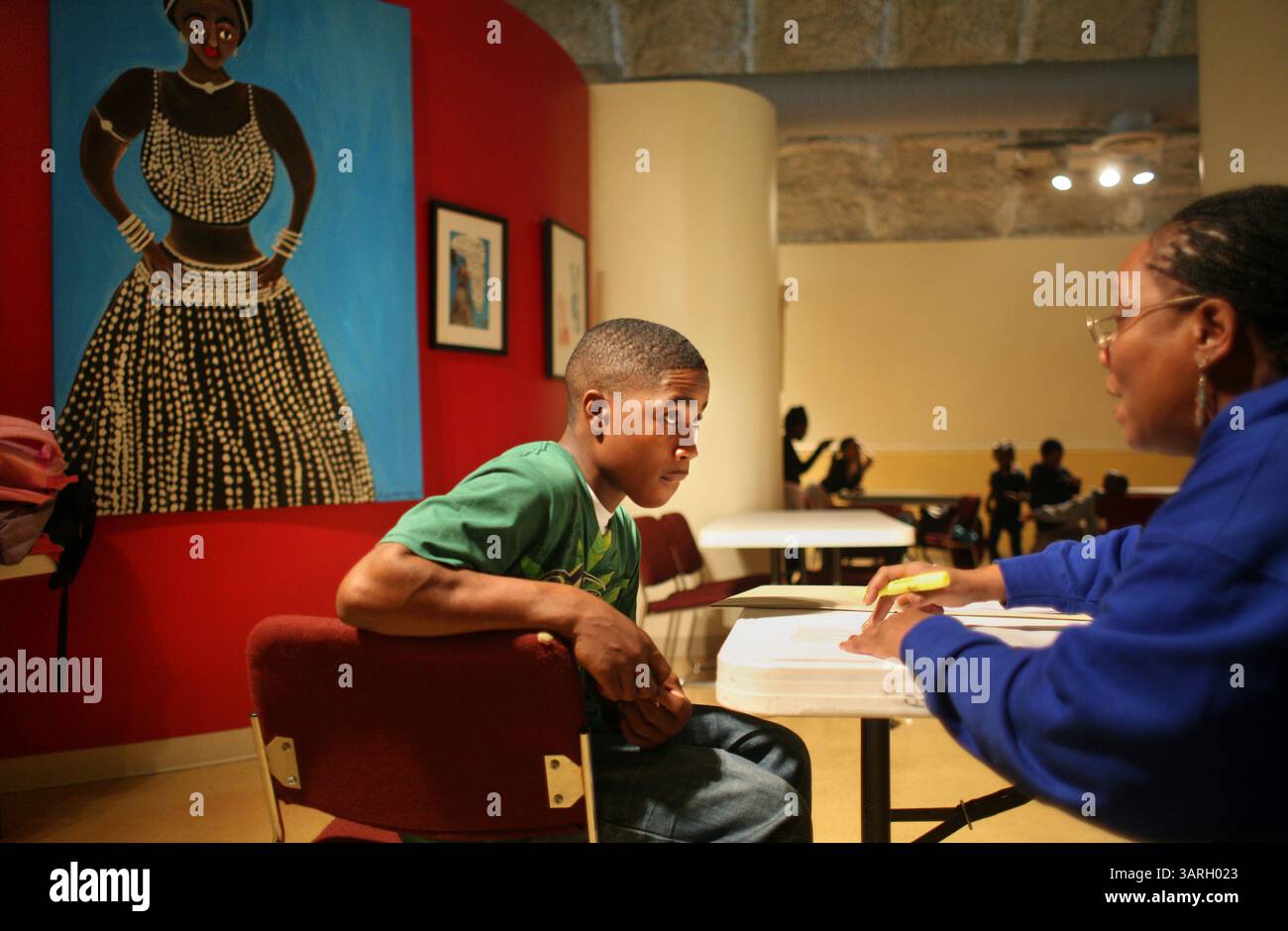 25. Januar 2010 - St. Petersburg, Florida, USA - SP 317830 FLYN boysgirls 5 (1/25/2010 St. Petersburg) Joshua Johnson, 15, wird am 25. Januar 2010 von der Verwaltungsassistentin Wanda Black an der Royal Theater Art Academy bei seinem Fahrertest unterstützt. Joshua sagte, er wolle Polizist werden, und er sagte, dass die Computertechnologie, die er an der Akademie gelernt hat, diesen Träumen zugute kommen wird. Die Jungs und Mädchen Clubs der Suncoast feiern diesen Samstag ihren 50. Jahrestag. [KATHLEEN FLYNN Times] (Bild: © St. Petersburg Times/ZUMApress.com) Stockfoto