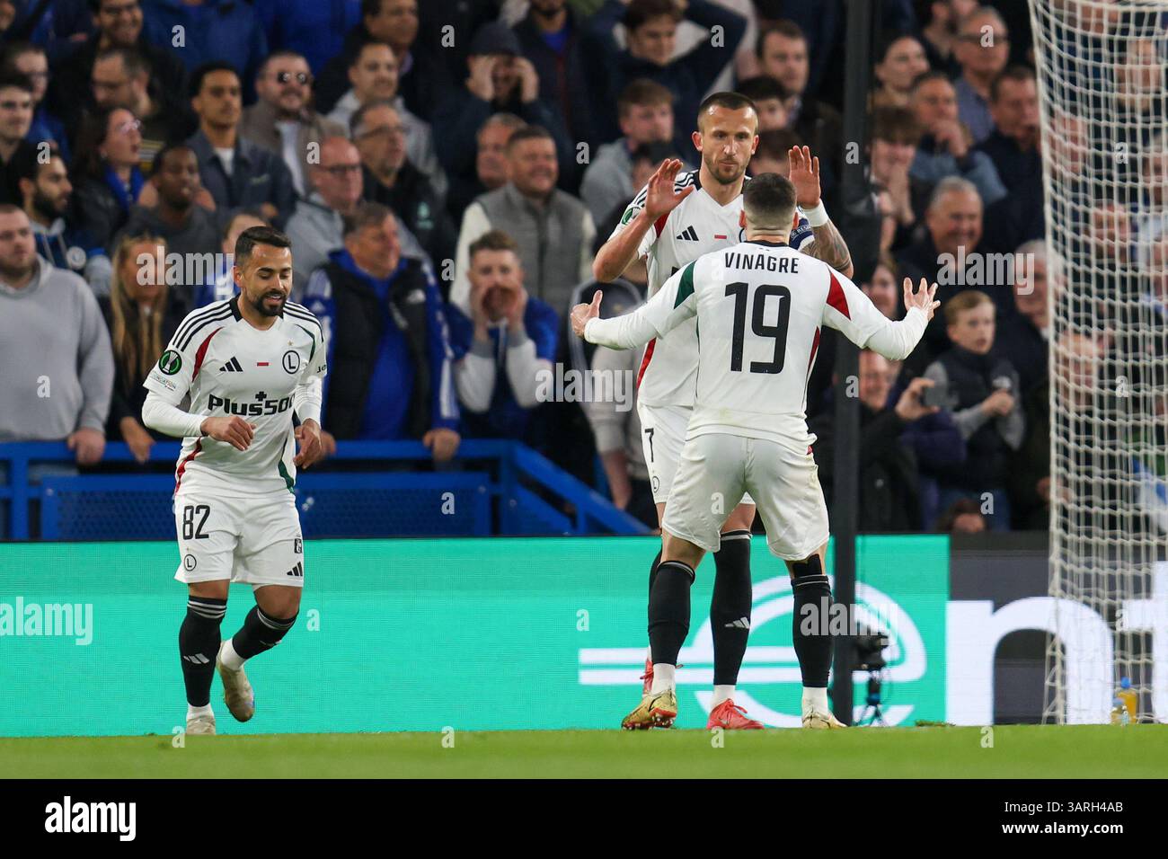 London, Großbritannien. April 2025. London, England, 17. April 2025: Tomas Pekhart von Legia Warszawa feiert mit Ruben Vinagre von Legia Warszawa, nachdem er während des UEFA Conference League-Spiels zwischen Chelsea und Legia Warszawa auf der Stamford Bridge in London einen Elfmeter erzielt hatte (Alexander Canillas/SPP). /Alamy Live News Stockfoto