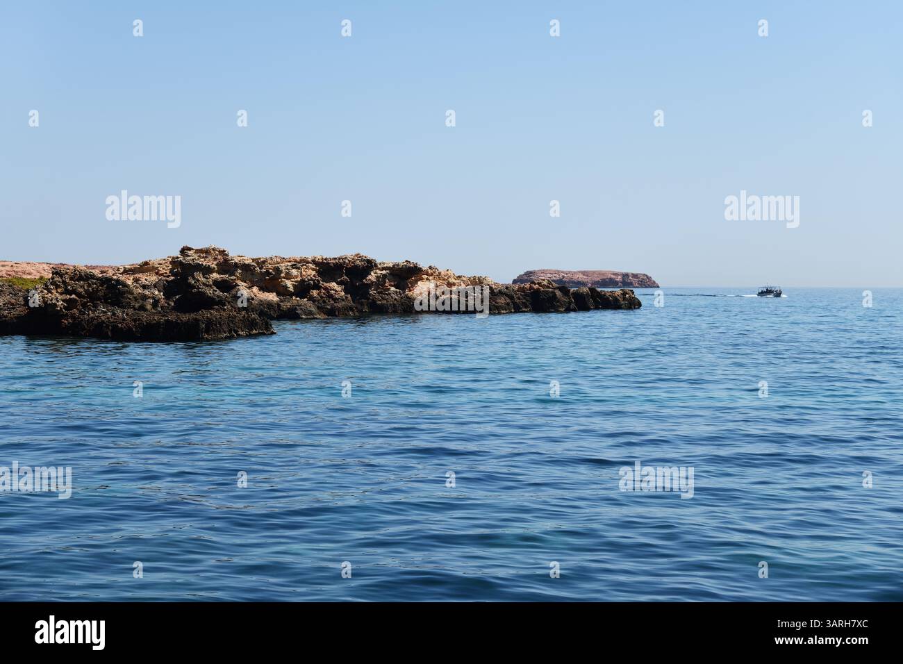 Golf von Oman, Ad Daymaniyat Inseln. Klippe im Meer. Sultanat Oman Stockfoto