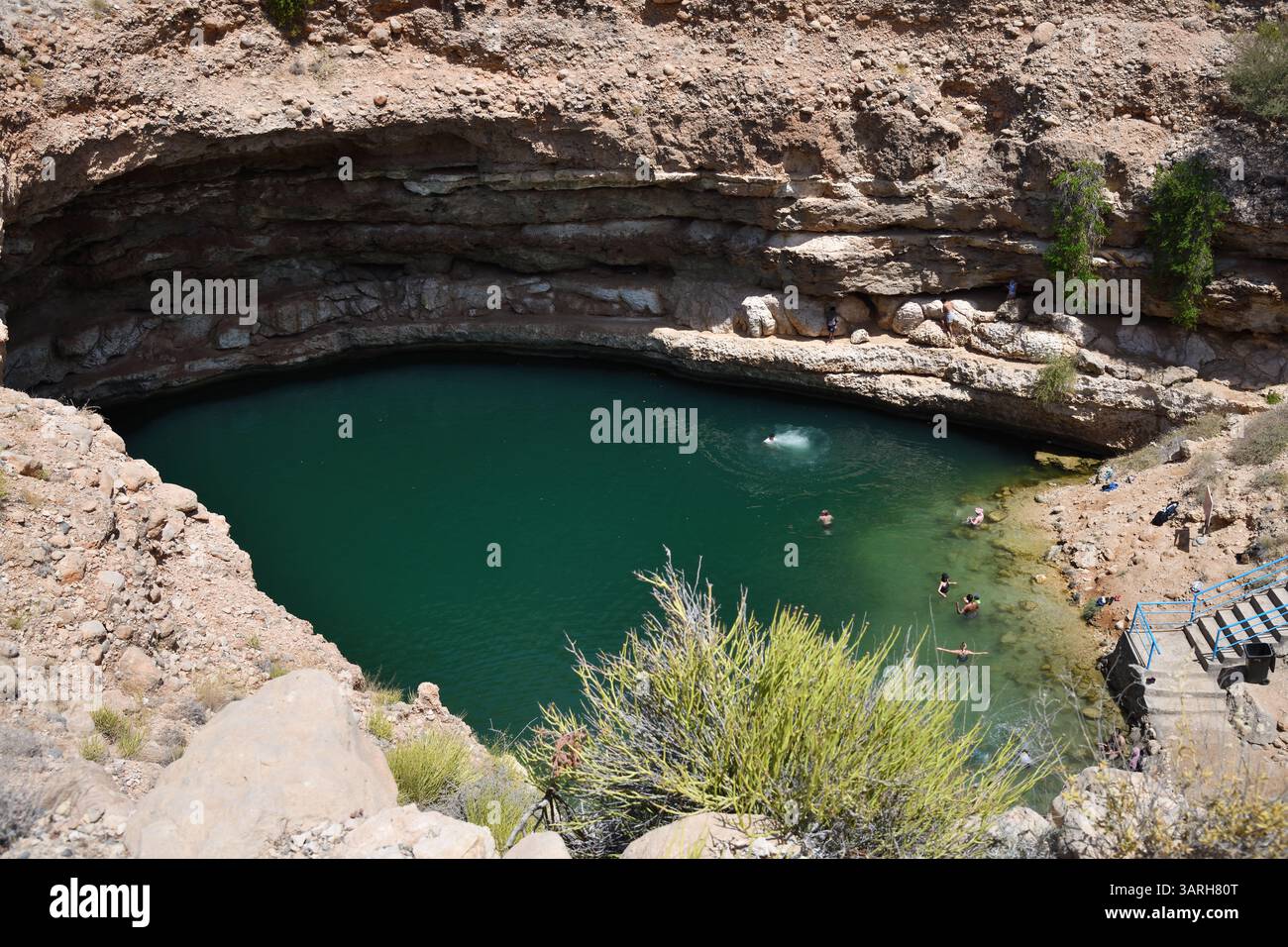 Maskat Governorate, Oman - 3. April 2025: Das Bimmah Sinkhole ist eine wassergefüllte Senke im Kalkstein des östlichen Maskat Go Stockfoto