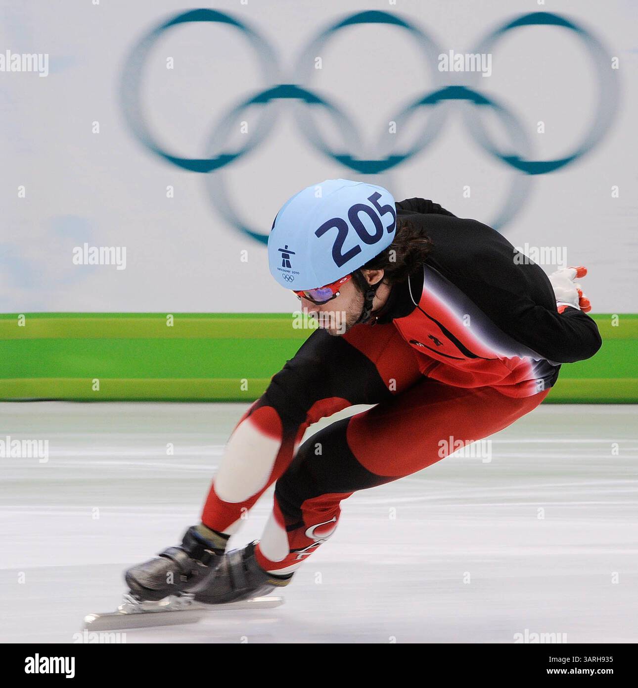 Februar 2010 - Vancouver, BC, Kanada - VANCOUVER, BC: 24. FEBRUAR 2010: der Kanadier Charles Hamelin (205) wärmt sich für die 500-Meter-Kurzstreckenschnelllauf-Qualifikationsläufe der Männer am 13. Tag der Olympischen Winterspiele 2010 in Vancouver am 24. Februar 2010 auf. (Ric Ernst / Canwest News Service). CNS-OLY-SHORT-TRACK (Bild: © CanWest/ZUMApress.com) Stockfoto