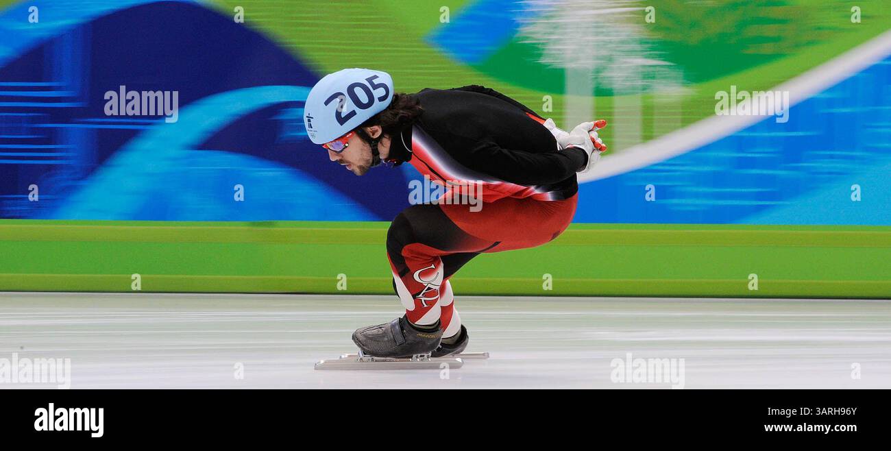 Februar 2010 - Vancouver, BC, Kanada - VANCOUVER, BC: 24. FEBRUAR 2010: der Kanadier Charles Hamelin (205) wärmt sich für die 500-Meter-Kurzstreckenschnelllauf-Qualifikationsläufe der Männer am 13. Tag der Olympischen Winterspiele 2010 in Vancouver am 24. Februar 2010 auf. (Ric Ernst / Canwest News Service). CNS-OLY-SHORT-TRACK (Bild: © CanWest/ZUMApress.com) Stockfoto