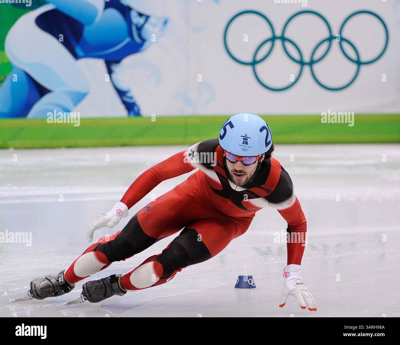 Februar 2010 - Vancouver, BC, Kanada - VANCOUVER, BC: 24. FEBRUAR 2010: der Kanadier Charles Hamelin (205) führt am 13. Tag der Olympischen Winterspiele 2010 in Vancouver, BC, den 500-Meter-Schnelllauf der Männer am Pacific Coliseum an 2010. (Ric Ernst / Canwest News Service). CNS-OLY-SHORT-TRACK (Bild: © CanWest/ZUMApress.com) Stockfoto
