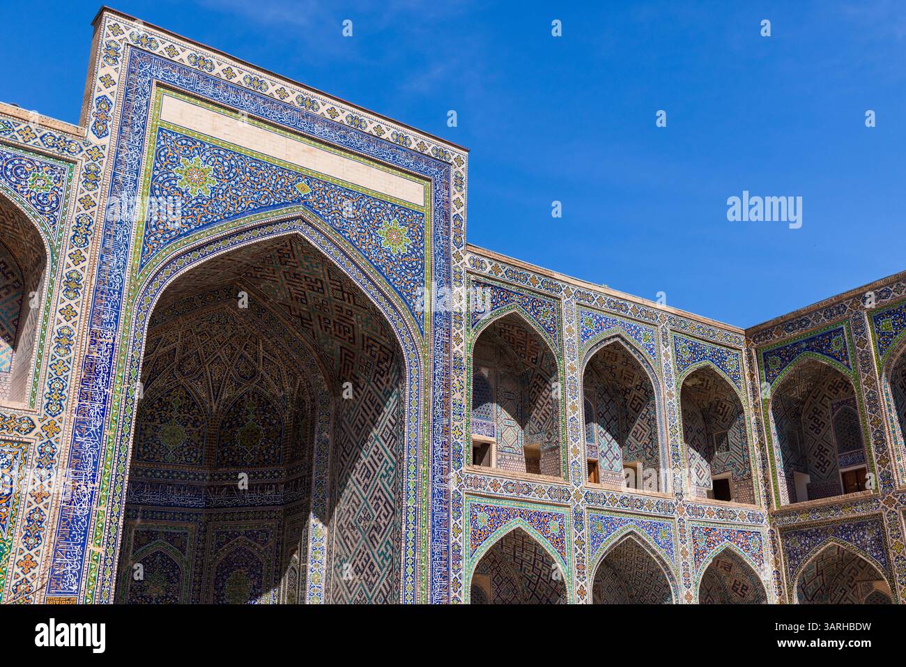 Komplexe islamische Architektur mit traditionellen geometrischen Mustern und kunstvollen Details. Samarkand, Usbekistan Stockfoto