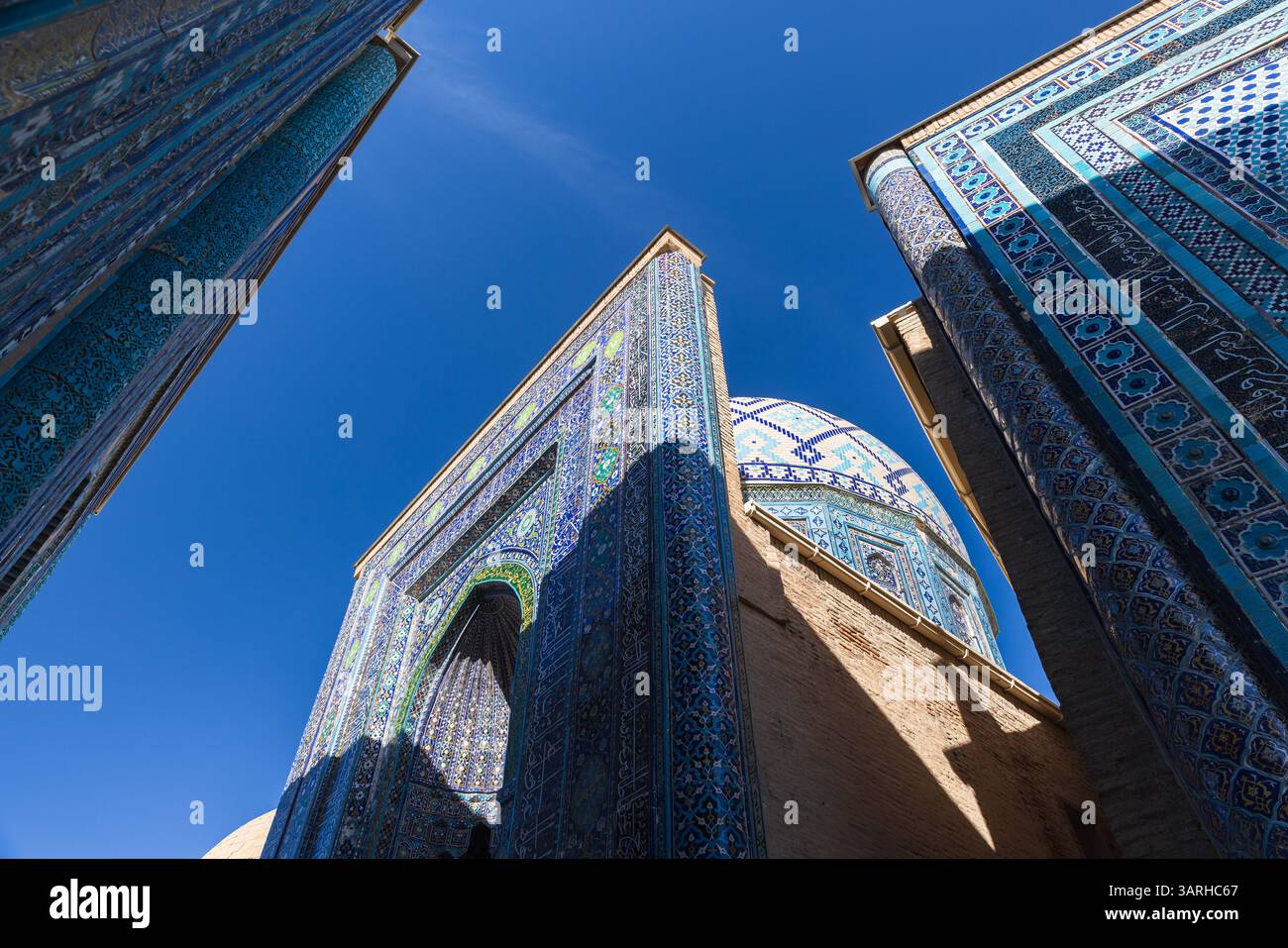 Shah-i-Zinda Nekropole im nordöstlichen Teil von Samarkand, Usbekistan. Es umfasst Mausoleen und andere rituelle Gebäude aus dem 11. Bis 15. Jahrhundert Stockfoto