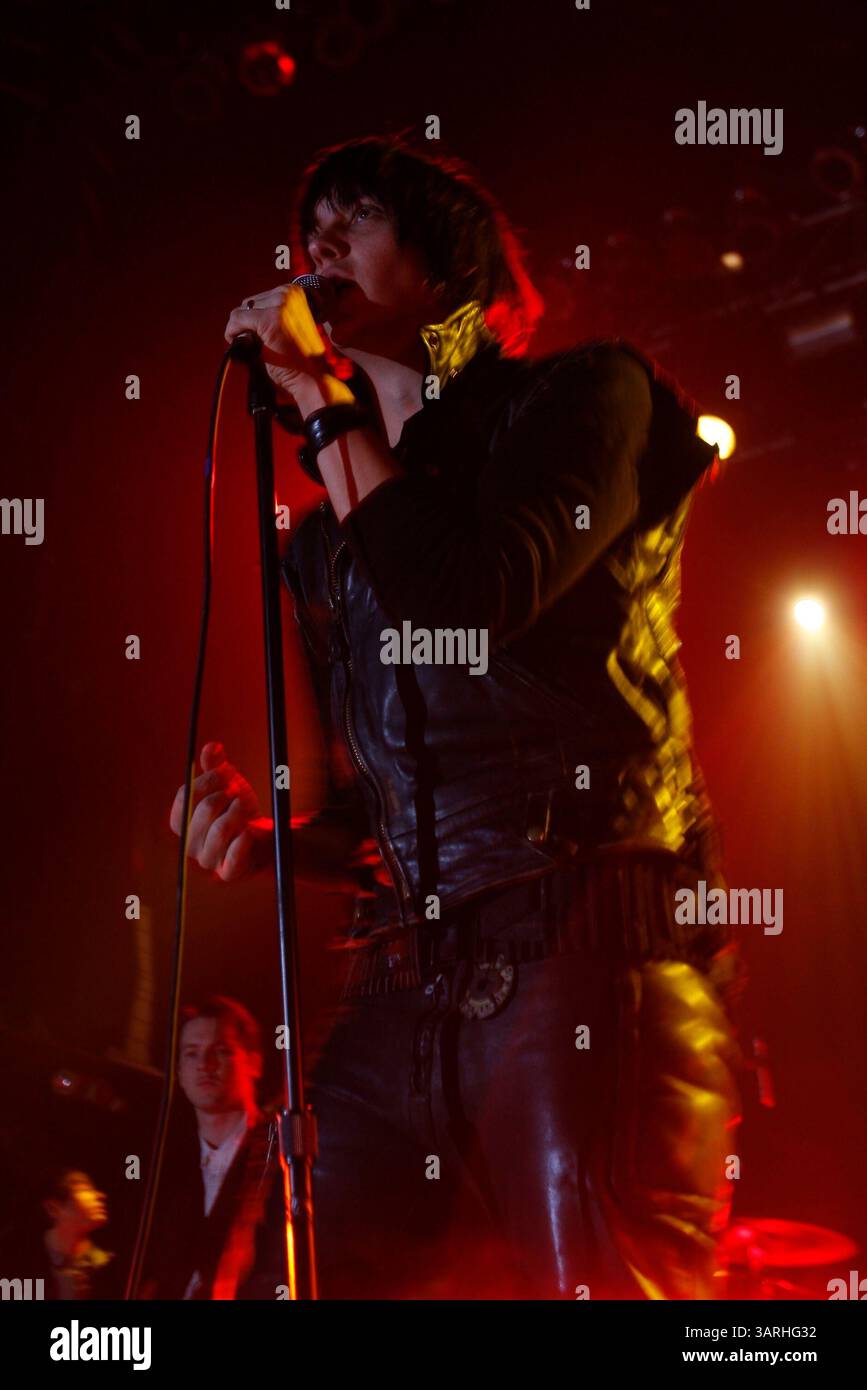 14. Januar 2010: New York, New York, USA: JULIAN CASABLANCAS spielt Lieder seines Soloalbums Phrazes for the Young am Terminal 5. (Kreditbild: © Aviv Small/ZUMA Press) Stockfoto