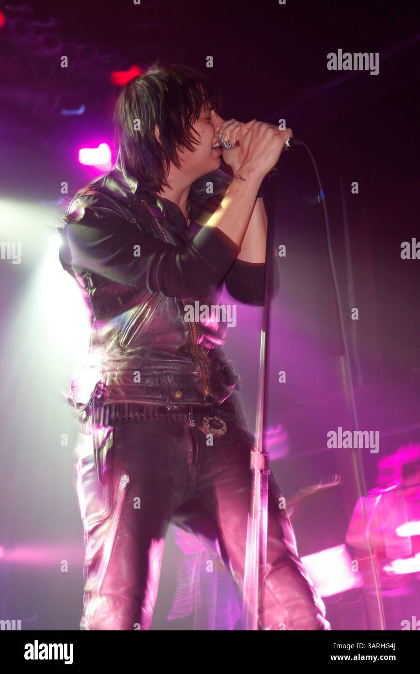 14. Januar 2010: New York, New York, USA: JULIAN CASABLANCAS spielt Lieder seines Soloalbums Phrazes for the Young am Terminal 5. (Kreditbild: © Aviv Small/ZUMA Press) Stockfoto