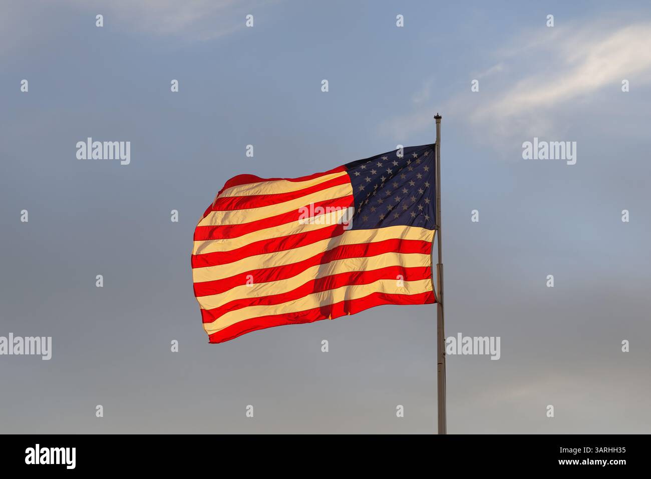Die US-Flagge wurde 2025 vor einem sonnigen Hintergrund am späten Nachmittag in Kalifornien gezeigt. Stockfoto