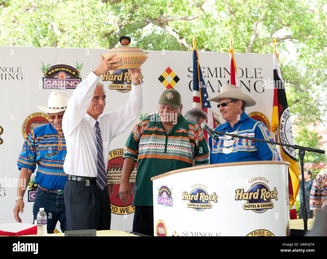 5. Mai 2010: Hollywood, Florida, USA - Gouverneur Charlie Crist unterschreibt ein Milliarde Dollar Gamin Compact zwischen Florida und Seminoles. Das Gesetz gibt den Seminole Tribe exklusive Rechte, Spielautomaten im Vegas-Stil außerhalb von South Florida für 20 Jahre zu betreiben und erlaubt es dem Stamm, Kartenspiele wie Blackjack & Baccarat in fünf seiner sieben Einrichtungen für 5 Jahre zu betreiben. Dafür erhält der Staat 435 Millionen Dollar in diesem Jahr und mindestens 1 Milliarde in den nächsten fünf Jahren. Foto: Gouverneur CHARLIE CRIST erhält ein handgewebtes Geschenk vom Seminolenstamm (CRE Stockfoto