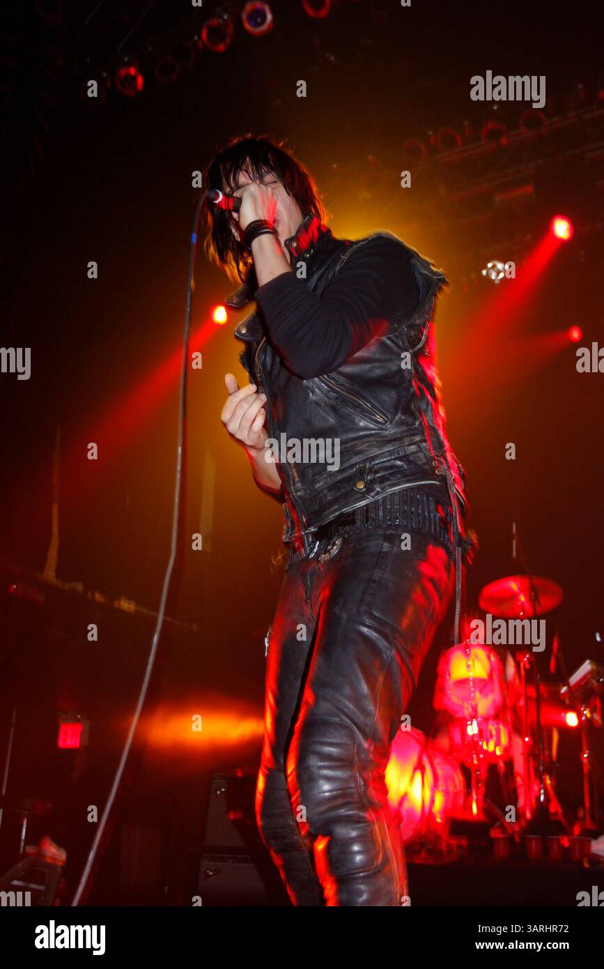 14. Januar 2010 – New York, New York, USA – Sänger JULIAN CASABLANCAS spielt Lieder seines Soloalbums Phrazes for the Young am Terminal 5. (Kreditbild: © Aviv Small/ZUMA Press) Stockfoto