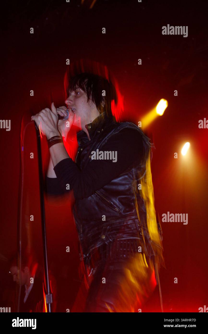 14. Januar 2010 – New York, New York, USA – Sänger JULIAN CASABLANCAS spielt Lieder seines Soloalbums Phrazes for the Young am Terminal 5. (Kreditbild: © Aviv Small/ZUMA Press) Stockfoto