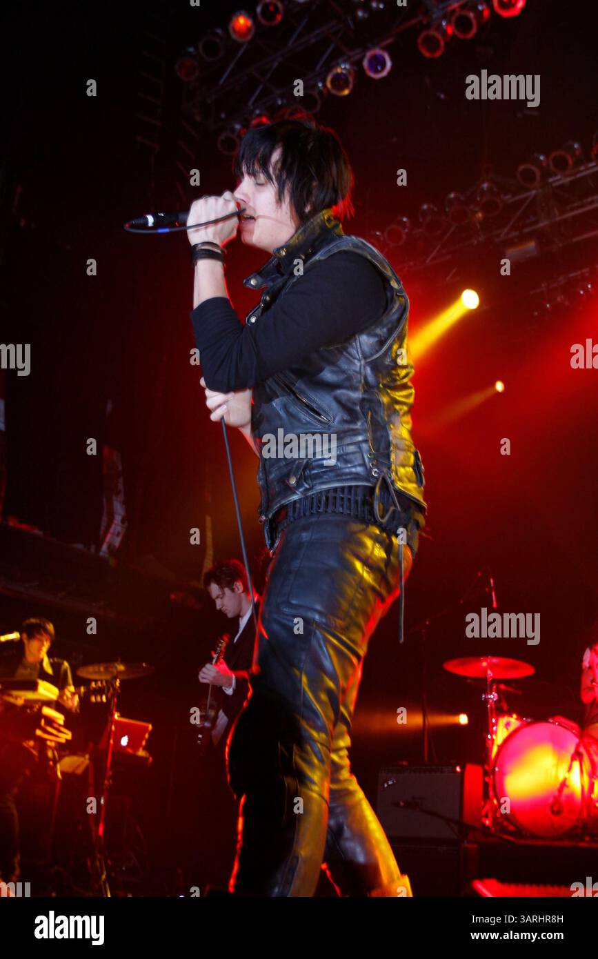 14. Januar 2010 – New York, New York, USA – Sänger JULIAN CASABLANCAS spielt Lieder seines Soloalbums Phrazes for the Young am Terminal 5. (Kreditbild: © Aviv Small/ZUMA Press) Stockfoto