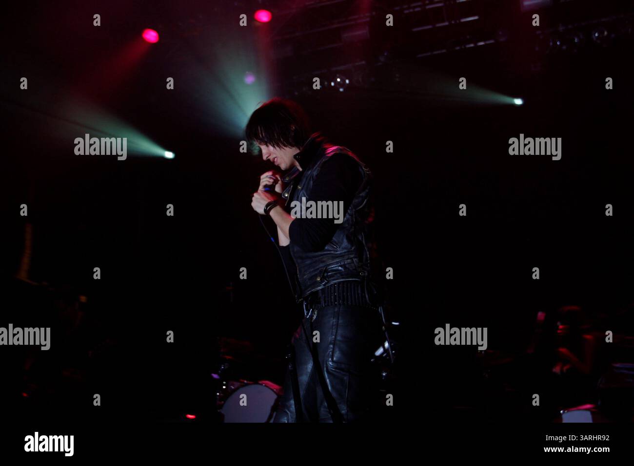 14. Januar 2010 – New York, New York, USA – Sänger JULIAN CASABLANCAS spielt Lieder seines Soloalbums Phrazes for the Young am Terminal 5. (Kreditbild: © Aviv Small/ZUMA Press) Stockfoto