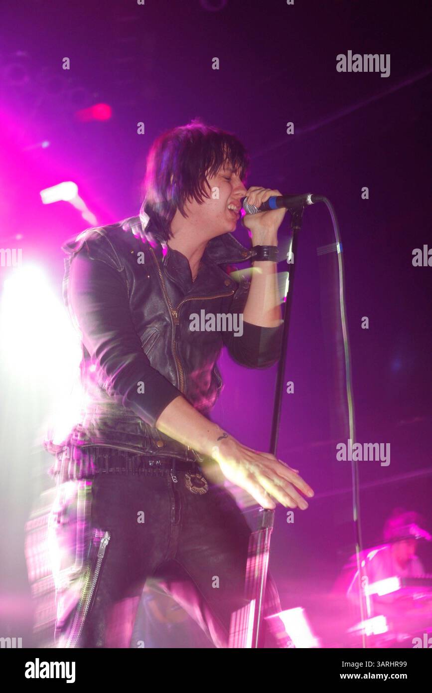 14. Januar 2010 – New York, New York, USA – Sänger JULIAN CASABLANCAS spielt Lieder seines Soloalbums Phrazes for the Young am Terminal 5. (Kreditbild: © Aviv Small/ZUMA Press) Stockfoto