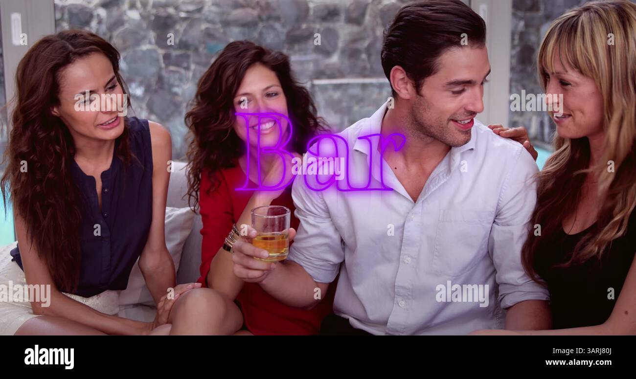 Bild von Bartext über glücklichen, vielfältigen Freunden mit Getränken Stockfoto