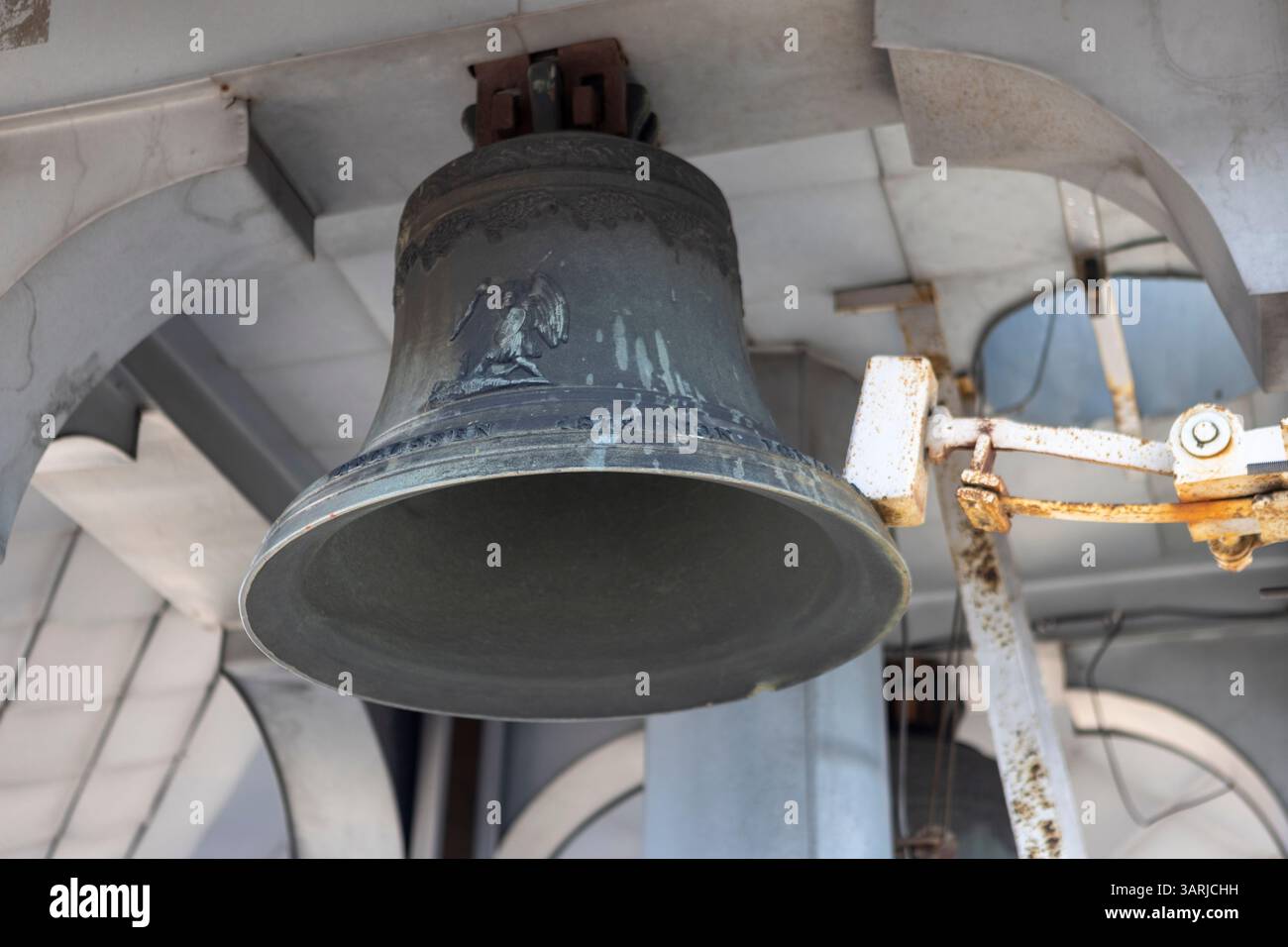 Die große Glocke auf dem Stadtturm ist ein atemberaubendes Kunstwerk Stockfoto