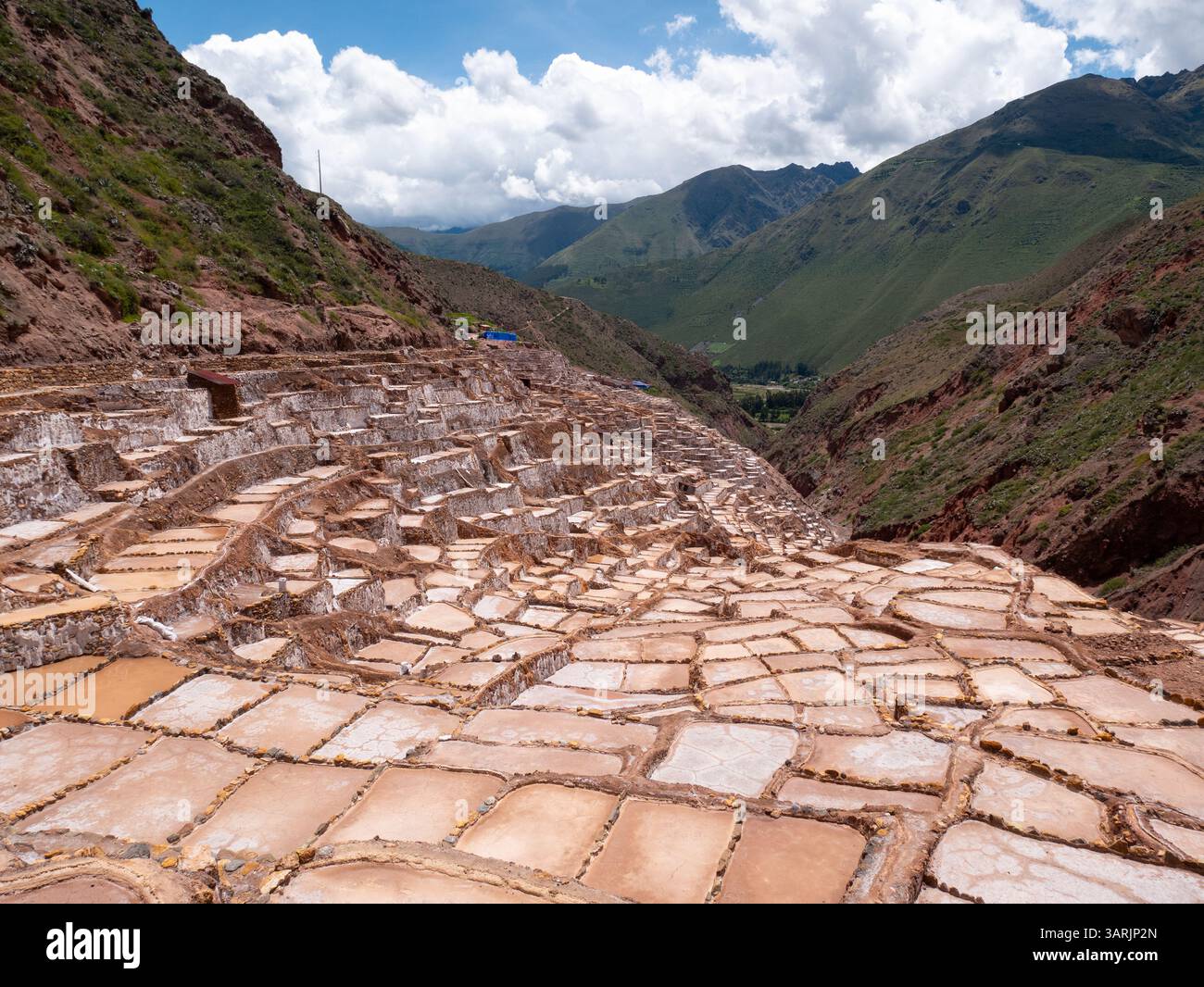 Die Maras Salzminen sind ein Komplex von mehr als 3.000 natürlichen Salzteichen, die sich im Heiligen Tal der Inkas in der Nähe von Cusco, Peru, befinden Stockfoto