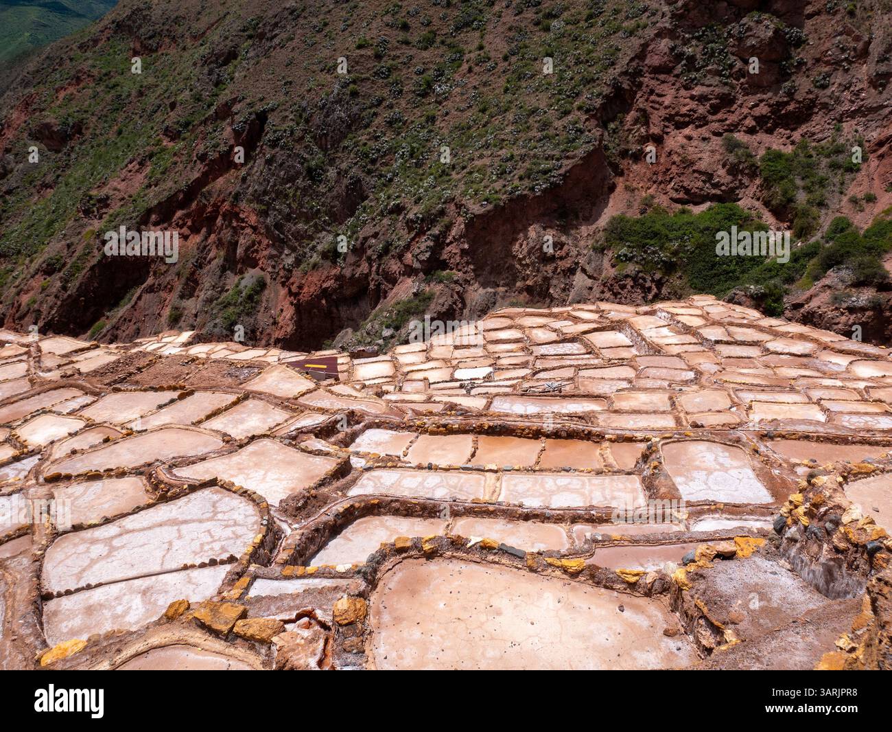 Die Maras Salzminen sind ein Komplex von mehr als 3.000 natürlichen Salzteichen, die sich im Heiligen Tal der Inkas in der Nähe von Cusco, Peru, befinden Stockfoto