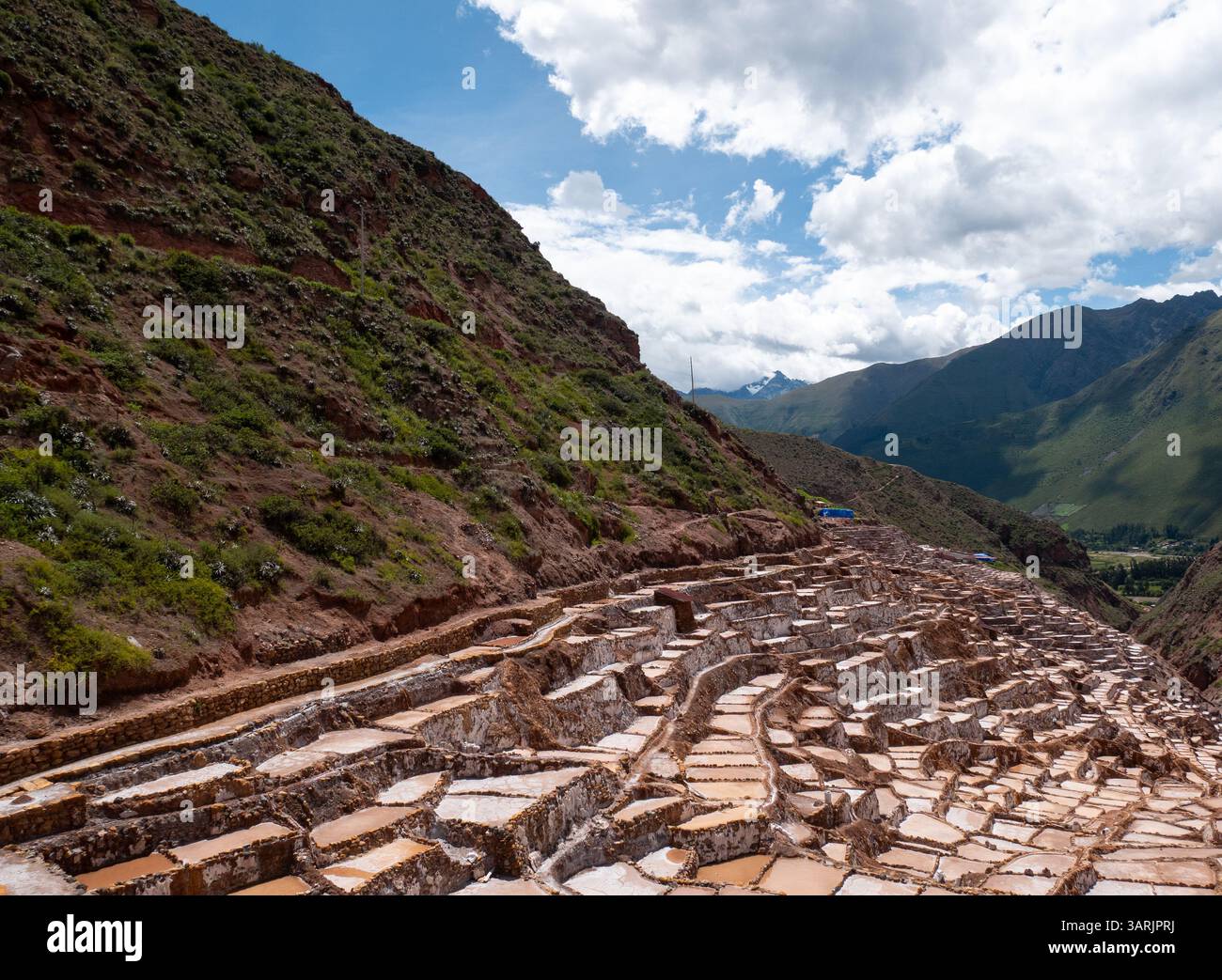 Die Maras Salzminen sind ein Komplex von mehr als 3.000 natürlichen Salzteichen, die sich im Heiligen Tal der Inkas in der Nähe von Cusco, Peru, befinden Stockfoto