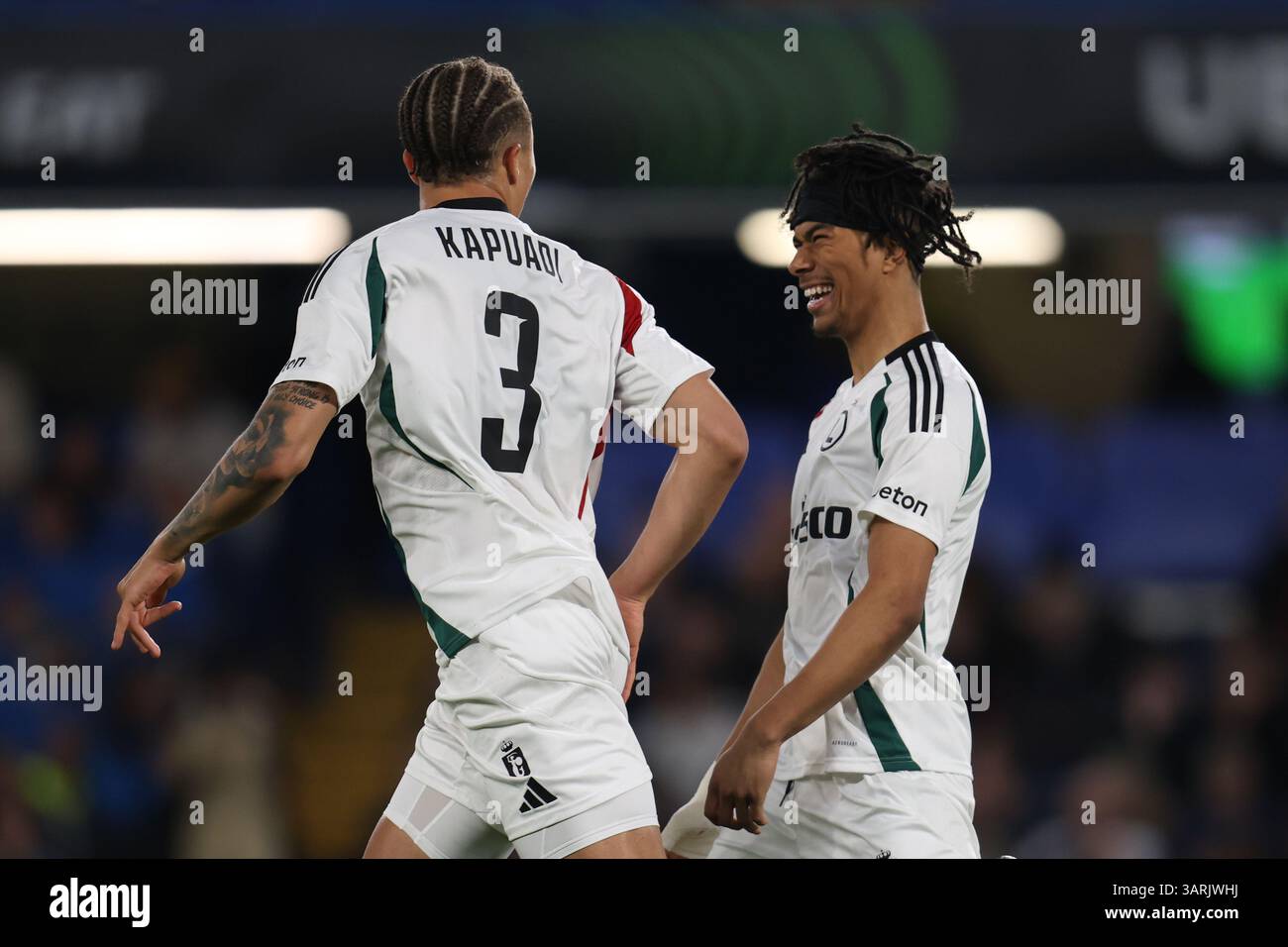 London, Großbritannien. April 2025. London, England, 17. April 2025: Steve Kapuadi von Legia Warszawa feiert mit Maxi Oyedele von Legia Warszawa, nachdem er während des UEFA Conference League-Spiels zwischen Chelsea und Legia Warszawa auf der Stamford Bridge in London, England (Alexander Canillas/SPP) Torschütze gemacht hatte. /Alamy Live News Stockfoto