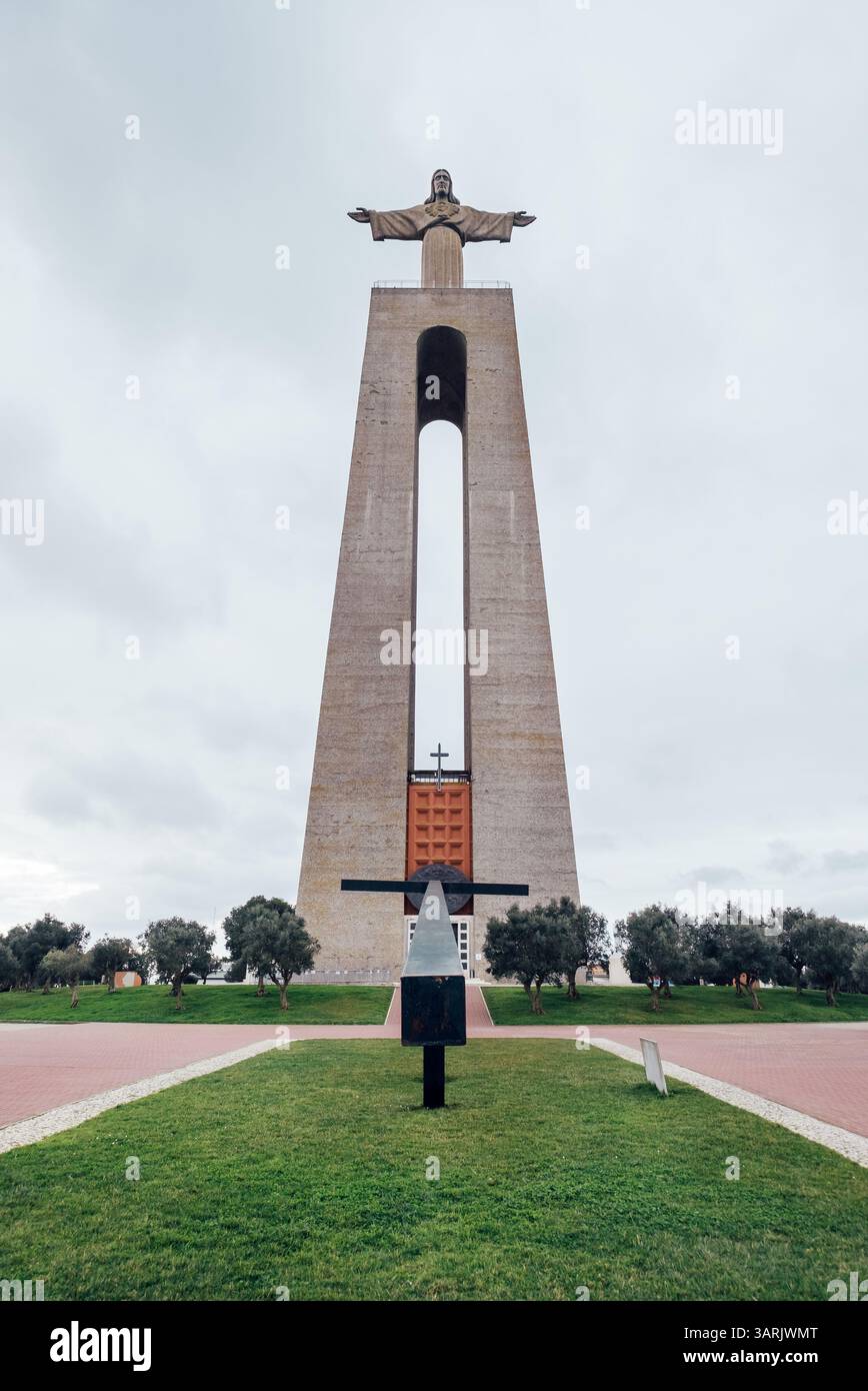 Cristo Rei als Jesus Christus der König Statue mit weit geöffneten Armen in Almada in Lissabon inspiriert von Christus dem Erlöser in Brasilien. Stockfoto